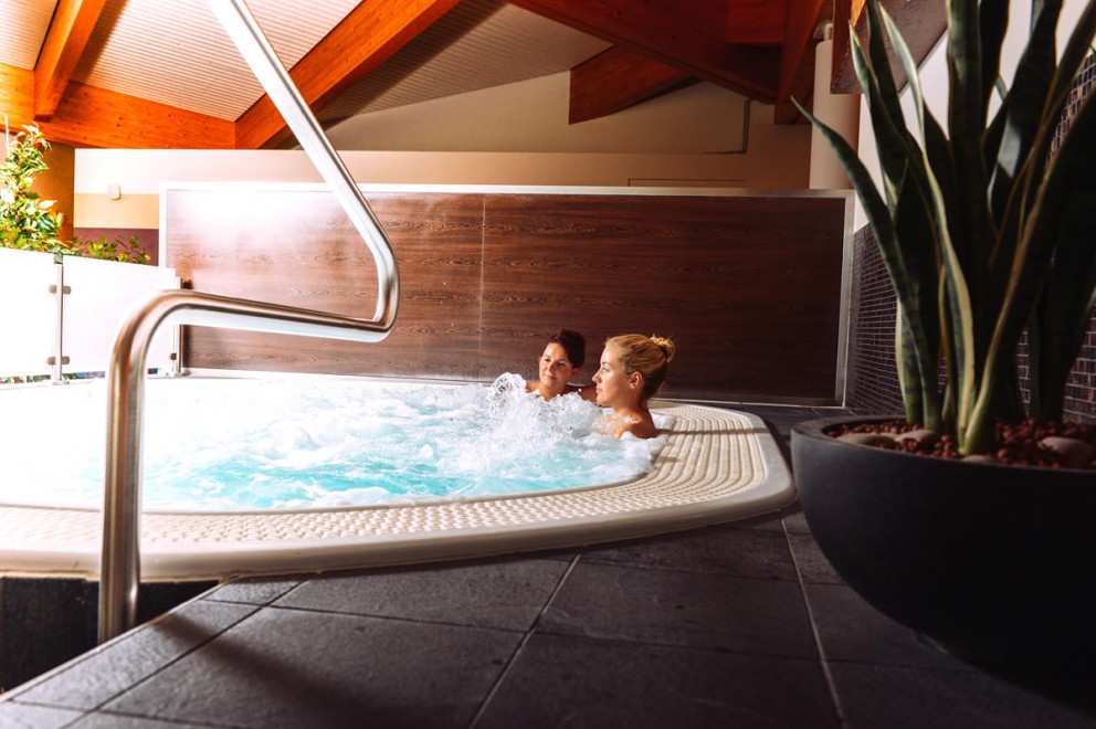 Therme amadé von außen mit spektakulären Rutschen © Erlebnis-Therme Amadé | MZ 